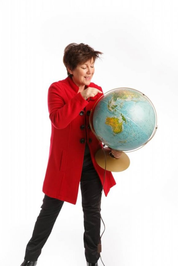 Gabi mit Globus Frau mit Globus