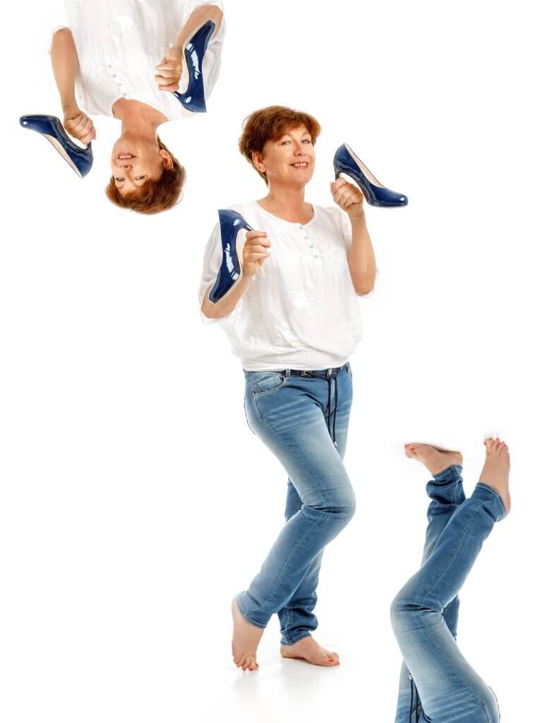 Frau mit hohen Schuhen in der Hand
