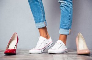 Braune Beine in Sneakers