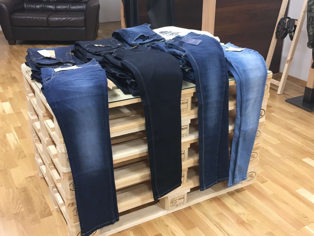 Jeans auf einer Palette