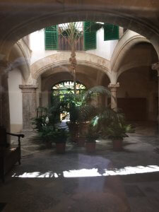 Blick in einen Hof in Palma
