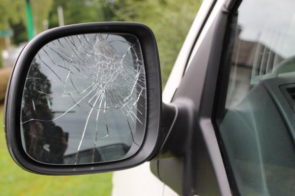Seitenspiegel zerbrochen Seitenspiegel am Auto kaputt