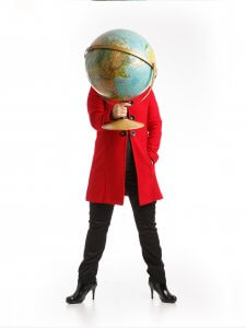 Frau mit Globus