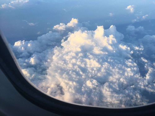 Über den Wolken Blick aus einem Flugzeug