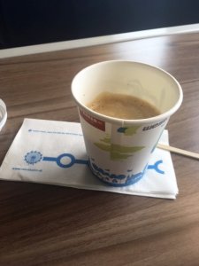 Kaffeebecher im Zug