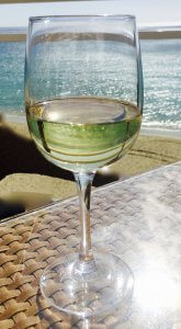 Weinglas mit Meer im Hintergrund